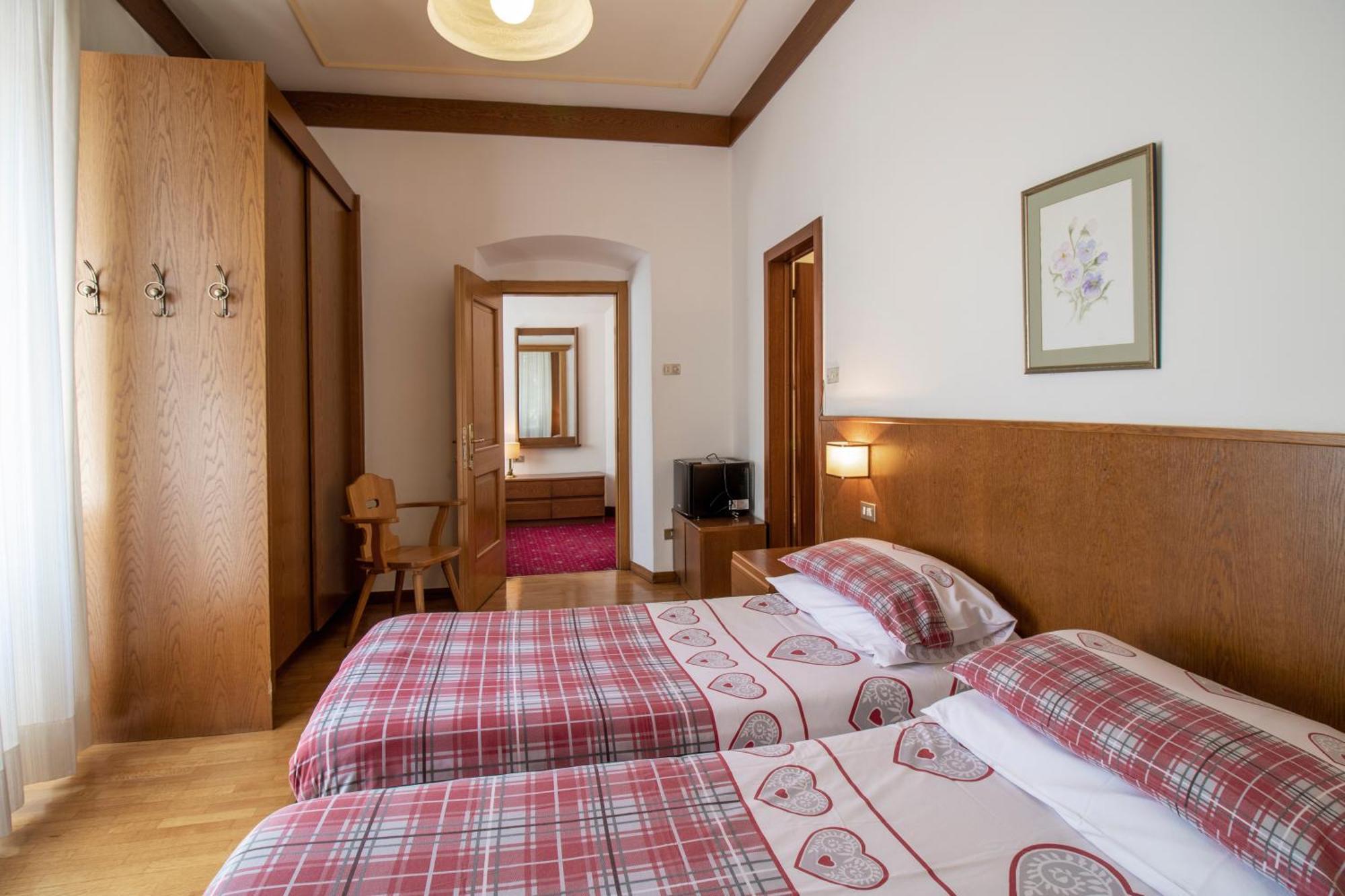 Hotel Pinzolo-Dolomiti Exterior photo