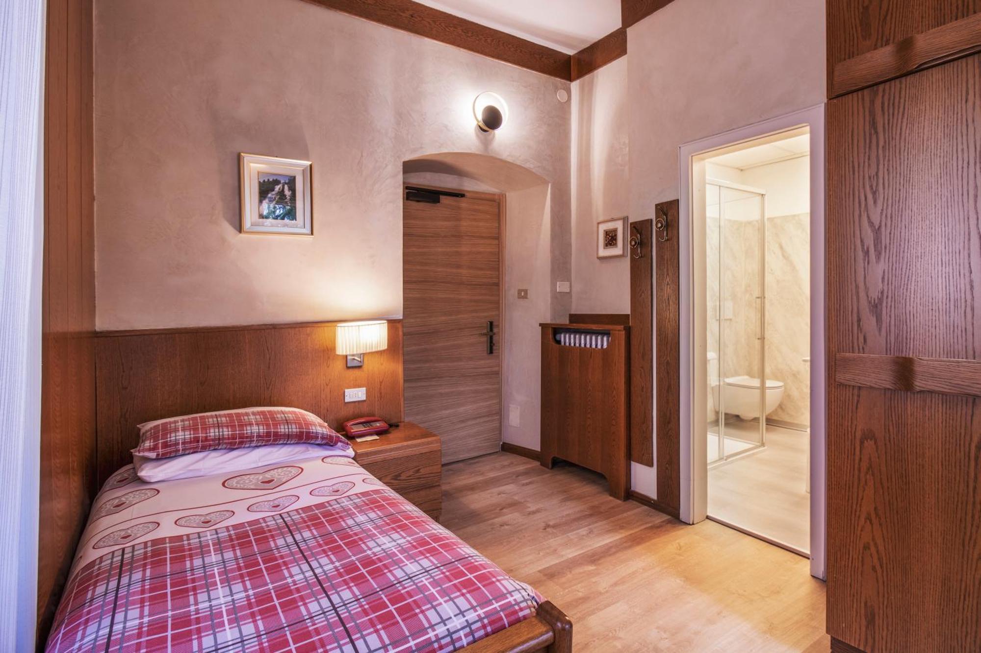 Hotel Pinzolo-Dolomiti Exterior photo